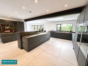 Kitchen/Breakfast Room- click for photo gallery